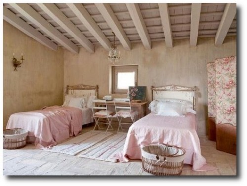 Old-World-French-Decorating-The-Use-Of-Pink-500x370