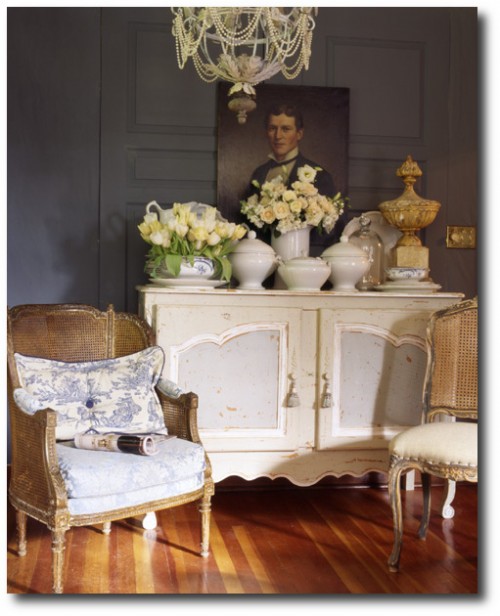 Regal-French-Decorating-Ideas-Using-Antique-Furniture